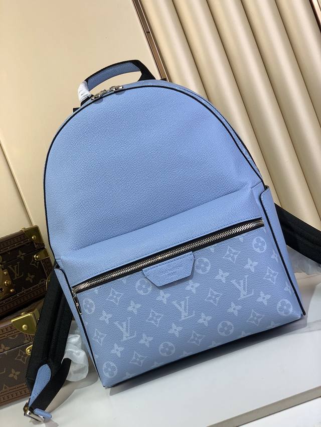 顶级原厂 独家实拍 Discovery 小号双肩包 M14072 浅蓝色 本款 Discovery 小号双肩包糅合 Monogram 帆布和 Taga 牛皮革