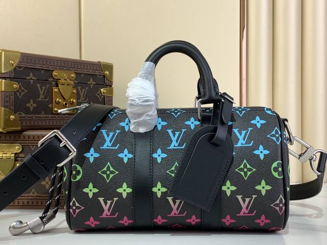 顶级原厂 M13935黑色渐变 男包枕头包Keepall 25 手袋 本款 Keepall 25 手袋取材 Monogram Eclipse Reverse 帆 顶级原厂 M13935黑色渐变 男包枕头包Keepall 25 手袋 本款 Keepall 25 手袋取材 Monogram Eclipse Reverse 帆