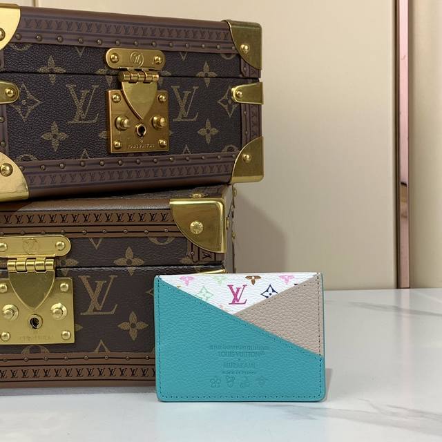 顶级原厂 独家实拍 M14090蓝 世界知名的日本艺术家村上隆丰富多彩的彩虹调色板 将这款纵横交错的 X Tm Criss-Cross Card Holder名