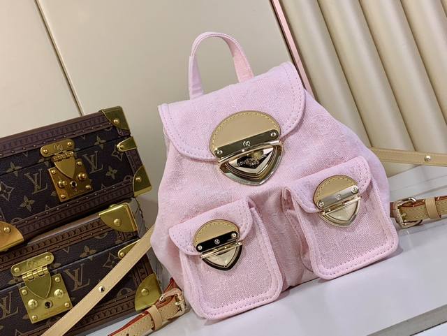 顶级原厂 Venice 双肩包 M13031 粉色 牛仔 携经典 Monogram Denim 图案瞩目回归新季 选用素净棉布铺陈基底 再以精湛水洗工艺营造微泛