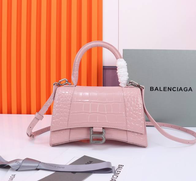 升级版 Balenciaga 巴黎世家 鳄鱼纹沙漏包 重磅来袭 让人眼前一亮的百搭爆款 鳄鱼纹压花小牛皮 沙漏造型 曲线包底 配可调可拆卸肩带 可手提 肩背或斜