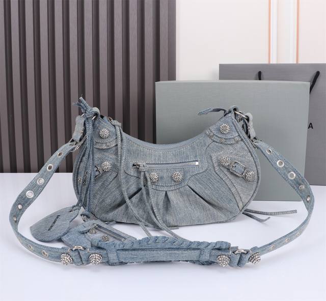 巴黎世家月牙包大号 顶级原单 进口牛仔布钻扣月牙包 饺子包 Balenciag Le Cagole 致敬经典机车包系列重磅新款王炸登场La 在传统的机车包上做了