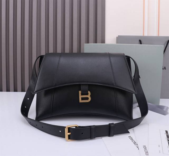 特大号M 平纹金扣 本季重磅Hourglass沙漏包 独特的标志性弧线形状造型极具辨识度 一眼就让人眼前一亮呀超炫酷 表面光滑平整 外观呈现一轮半月状 上坠一个