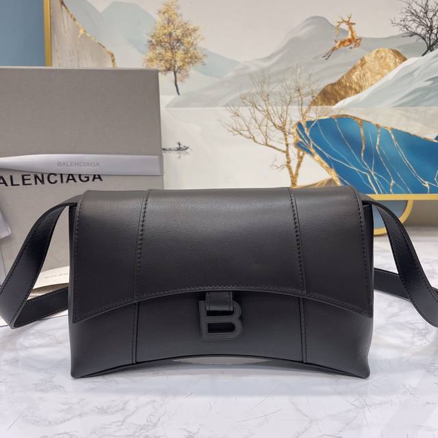 小号 平纹黑色黑枪 本季重磅Hourglass沙漏包 独特的标志性弧线形状造型极具辨识度 一眼就让人眼前一亮呀超炫酷 表面光滑平整 外观呈现一轮半月状 上坠一个