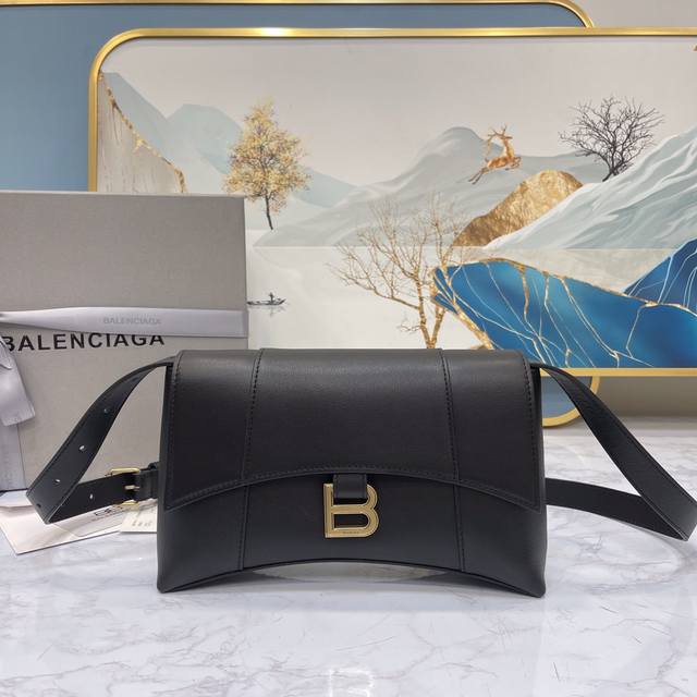 小号 平纹黑色金扣 本季重磅Hourglass沙漏包 独特的标志性弧线形状造型极具辨识度 一眼就让人眼前一亮呀超炫酷 表面光滑平整 外观呈现一轮半月状 上坠一个