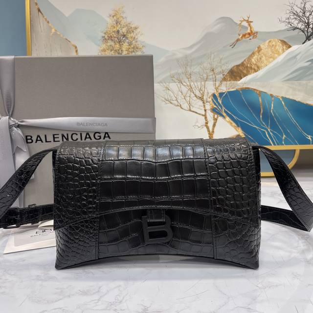 小号 鳄鱼黑 本季重磅Hourglass沙漏包 独特的标志性弧线形状造型极具辨识度 一眼就让人眼前一亮呀超炫酷 表面光滑平整 外观呈现一轮半月状 上坠一个金属B