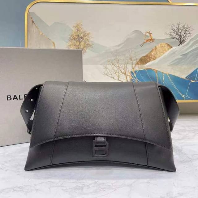 特大号M 平纹黑枪扣 本季重磅Hourglass沙漏包 独特的标志性弧线形状造型极具辨识度 一眼就让人眼前一亮呀超炫酷 表面光滑平整 外观呈现一轮半月状 上坠一