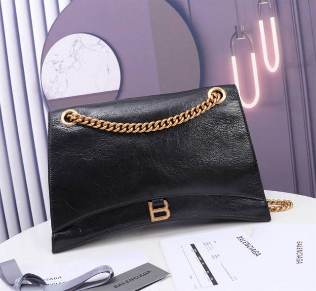 大号41Cm黑色爆裂纹金扣 Crush最沙漏链条包 最新Crush绗缝链条包强势登场 致敬经典独特的标志性弧线形状造型极具辨识度 一眼就让人眼前一亮呀 打破传统