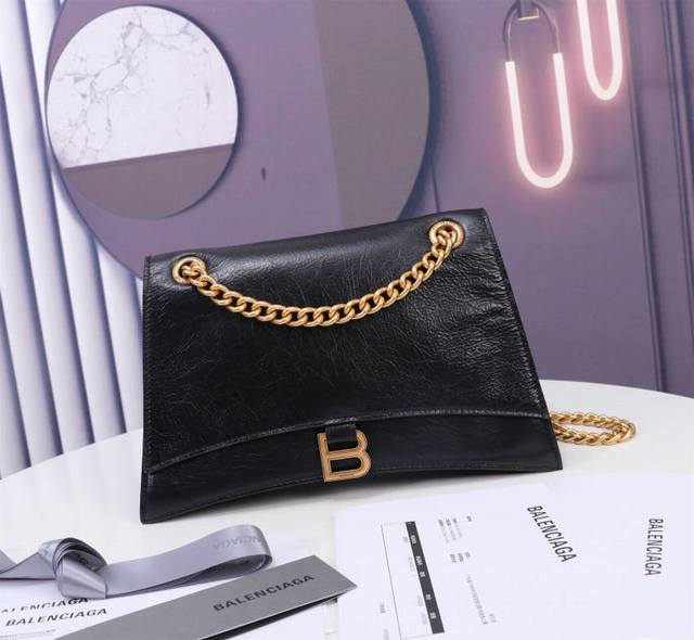 中号金扣黑色 Crush火爆沙漏链条包 配Vip包装 最新Crush绗缝链条包强势登场 致敬经典独特的标志性弧线形状造型极具辨识度 一眼就让人眼前一亮呀 打破传