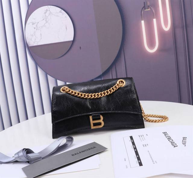 小号金扣黑色 Crush火爆沙漏链条包 配Vip包装 最新Crush绗缝链条包强势登场 致敬经典独特的标志性弧线形状造型极具辨识度 一眼就让人眼前一亮呀 打破传