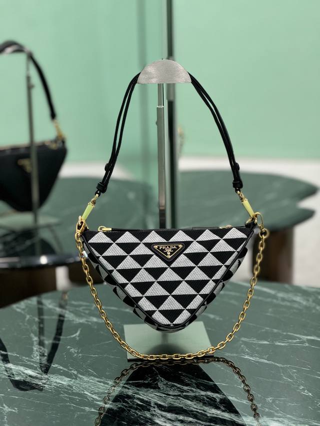 双子三角包 初次亮相于Mario 设计的旅行箱 此后每季皆以不同的方式被重释 藉由普世的简约廓形彰显特立独行与现代风范 其几何形状为此款迷你手袋注入灵感 造就摩