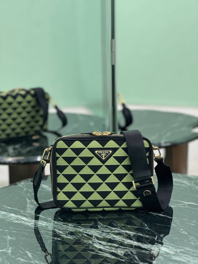 刺绣织物邮差包 这款刺绣邮差包采用进口Saffiano皮革和独特刺绣织物面料 几何设计化身为精美的现代主义图案 玩转撞色效果 配有可拆卸可调式尼龙织带肩带 上身