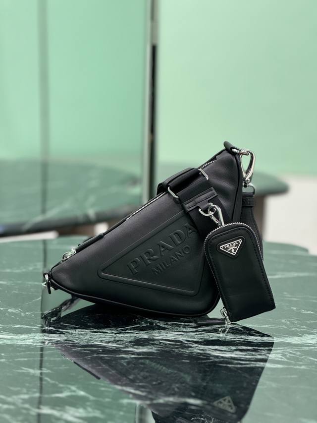prada小牛皮三角包 采用进口小牛皮 柔软细腻手感超赞 极简主义风格设计 正面同色压花微标 侧面经典三角搪瓷微标点缀 风格独特大胆前卫 兼具功能性和现代时尚风 prada小牛皮三角包 采用进口小牛皮 柔软细腻手感超赞 极简主义风格设计 正面同色压花微标 侧面经典三角搪瓷微标点缀 风格独特大胆前卫 兼具功能性和现代时尚风