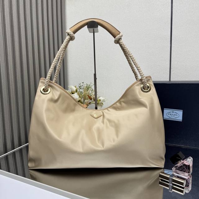 顶级原单 新款托特包1Bc244大购物袋这款再生尼龙包袋灵感源自海洋风格的经典元素 采用新颖精美搭配 彰显活泼个性风格 滑动编绳手提柄为这款多功能配饰勾勒Ove 顶级原单 新款托特包1Bc244大购物袋这款再生尼龙包袋灵感源自海洋风格的经典元素 采用新颖精美搭配 彰显活泼个性风格 滑动编绳手提柄为这款多功能配饰勾勒Ove