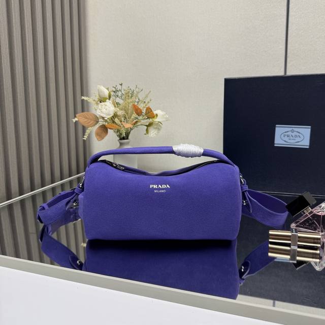 顶级原单 新款波士顿2Vh188麂皮這款波士顿手袋時尚小巧 設計靈感取自復古設計及細節 麂皮採用仿舊效果 使配飾呈現柔軟獨特外型 更綴以金屬字母標誌 配有一条可 顶级原单 新款波士顿2Vh188麂皮這款波士顿手袋時尚小巧 設計靈感取自復古設計及細節 麂皮採用仿舊效果 使配飾呈現柔軟獨特外型 更綴以金屬字母標誌 配有一条可