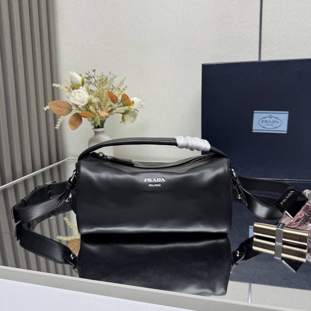 顶级原单 新款波士顿2Vh188仿旧皮這款波士顿手袋時尚小巧 設計靈感取自復古設計及細節 納帕軟皮採用仿舊效果 使配飾呈現柔軟獨特外型 更綴以金屬字母標誌 配有