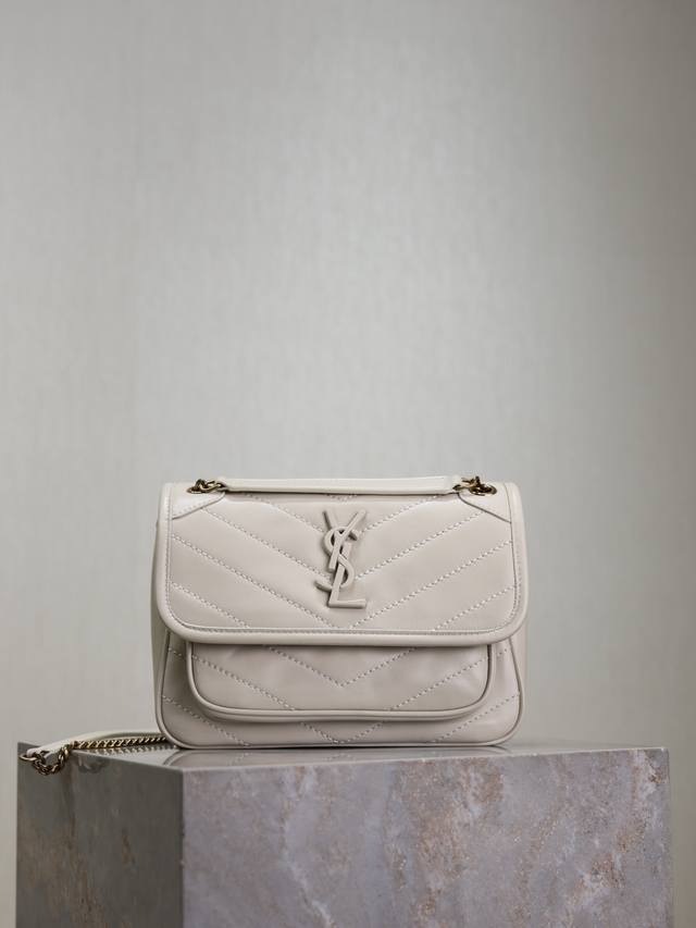 niki 22Cm 白色羊皮 春夏小羊皮款Niki金属链也换成了有些厚重感的金色 让包身整体又多了几分优雅和贵气 不会过于时髦却又可以很彰显个性 是一个特别神奇