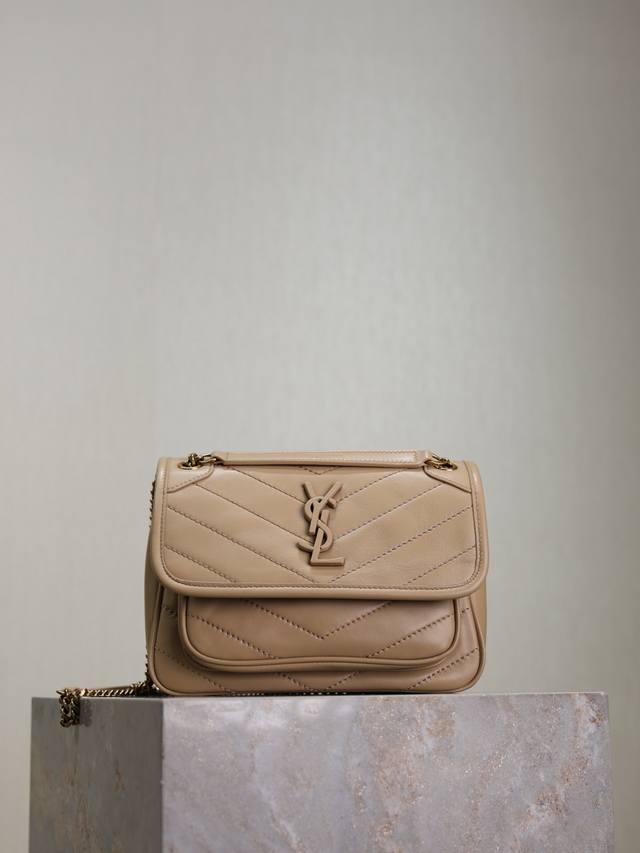 niki 22Cm 杏色羊皮 春夏小羊皮款Niki金属链也换成了有些厚重感的金色 让包身整体又多了几分优雅和贵气 不会过于时髦却又可以很彰显个性 是一个特别神奇