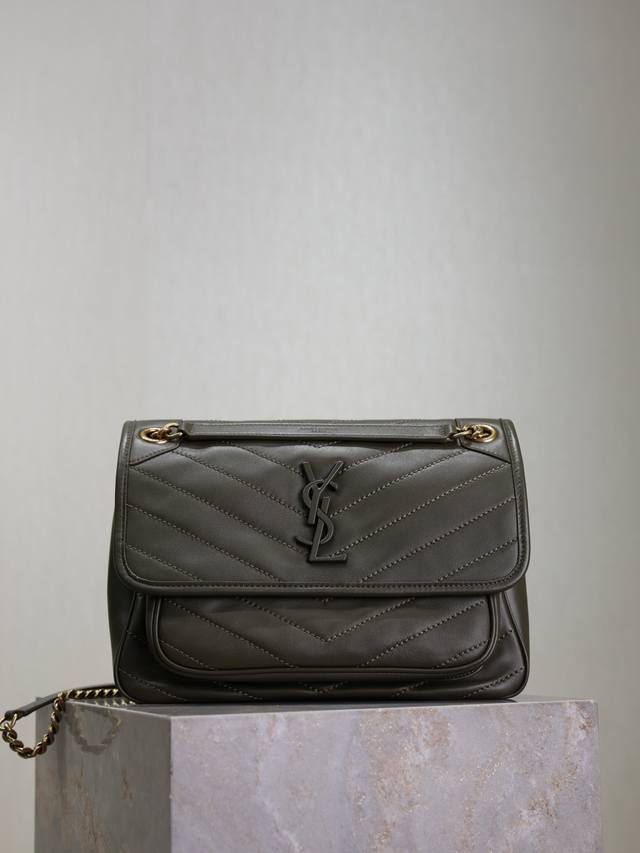 niki 28Cm 绿色羊皮 春夏小羊皮款Niki金属链也换成了有些厚重感的金色 让包身整体又多了几分优雅和贵气 不会过于时髦却又可以很彰显个性 是一个特别神奇