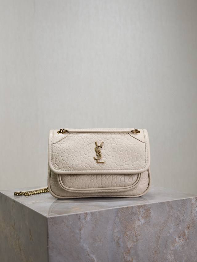 白色大象纹金扣 18Cm niki家族新添成员 Mini简直不要太酷 包型好看没有缺点 柔软羊皮营造出复古照旧风格 斜挎或者腋下都很可 气场十足男女均可驾驭 时