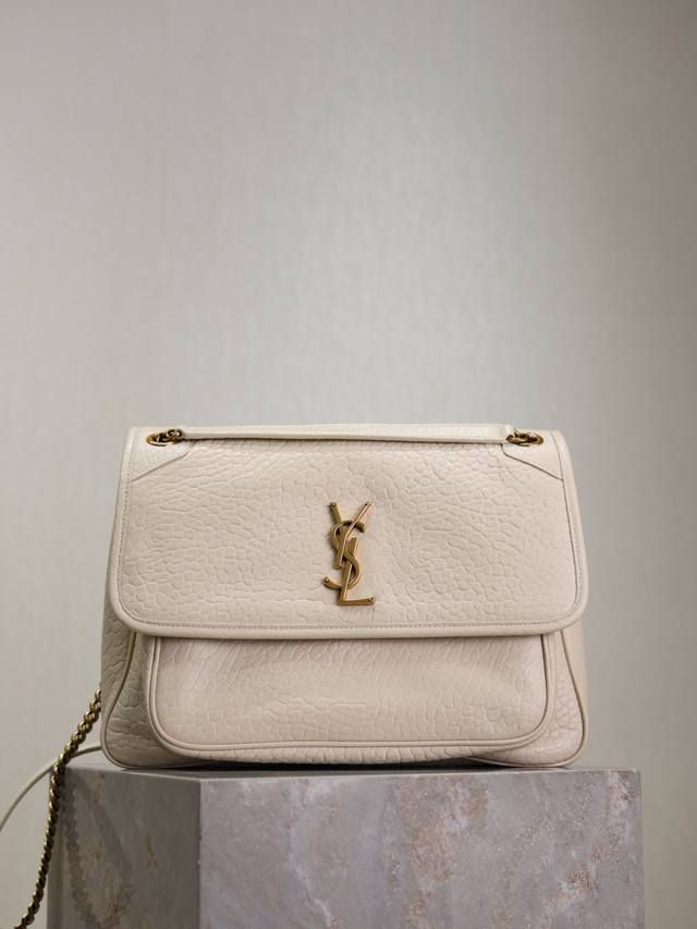 白色大象纹配金扣 niki_32Cm 简直不要太酷 包型好看没有缺点 柔软细腻羊皮营造出复古照旧风格 手拎或者腋下都很可 气场十足男女均可驾驭 时尚与功能兼备