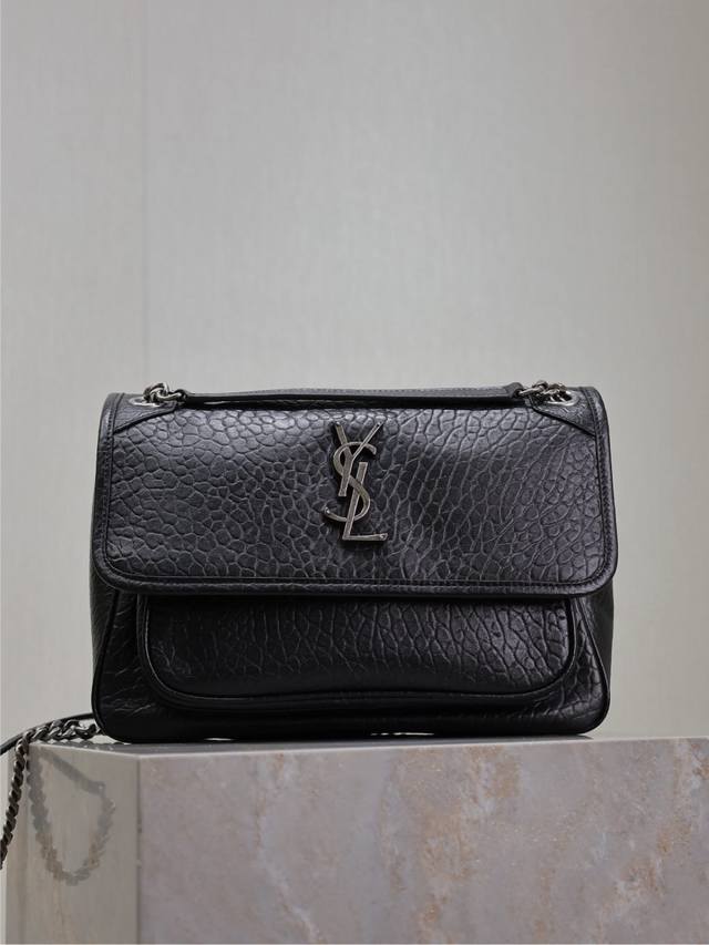 黑色大象纹银扣 28Cm niki 简直不要太酷 包型好看没有缺点 柔软细腻羊皮营造出复古照旧风格 手拎或者腋下都很可 气场十足男女均可驾驭 时尚与功能兼备 上