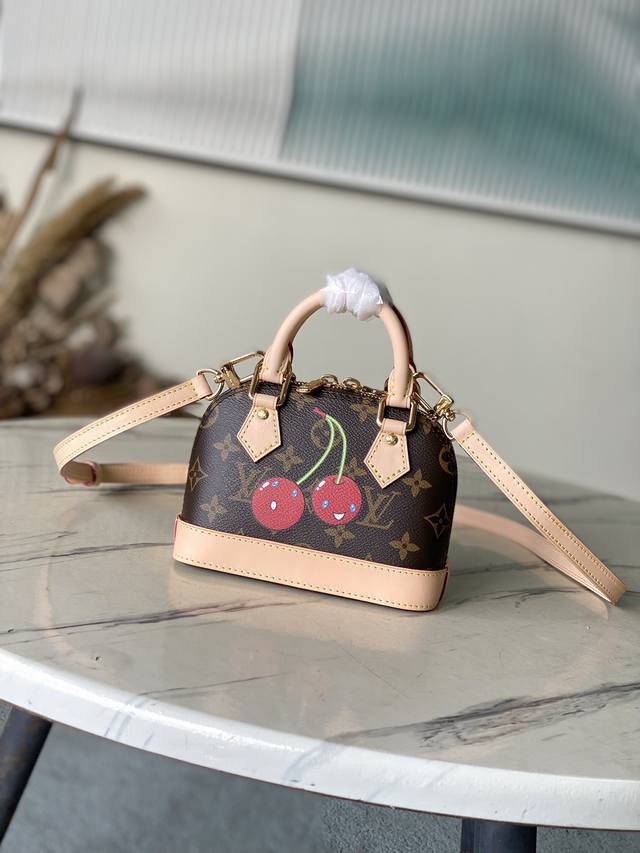 M13416 82717樱桃 這款小巧的Nano Alma綴有復刻版Louis Vuitton X Murakami系列的奇趣櫻桃圖案 彰顯手袋的玩味風格 手袋