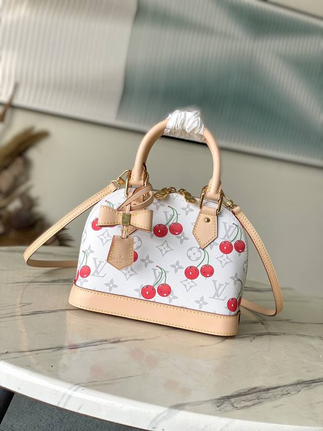 M14234 53152樱桃 這款時尚出眾的Alma Bb手袋源自趣緻的復刻版Louis Vuitton X Murakami系列 以品牌經典的Monogram