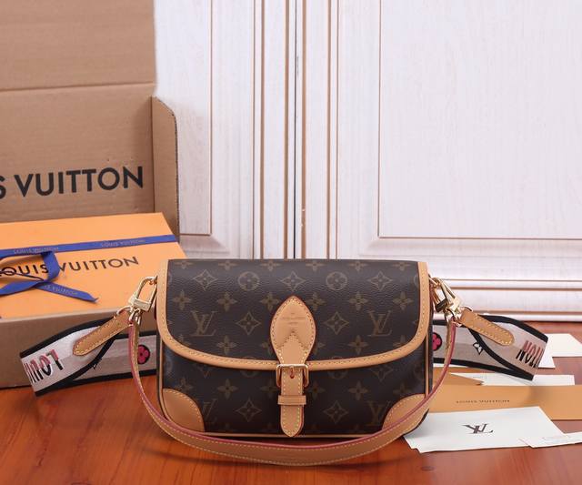 厂价 最高版本原厂皮顶级原单配专柜全套包装 顶级原单 开发Diane 手袋重塑 1990 年代的经典设计 为 Monogram 帆布包身融入皮革边角和传统搭扣等