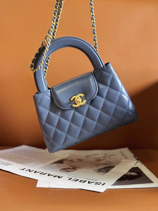 23K Kelly 凯莉 尺寸 13X19X7 Cm 23K秋冬走秀爆款来袭 不仅衣服 包包也很多设计非常赞的款式 但是 我要说的是包包 真的很绝啊 感觉钱包要 23K Kelly 凯莉 尺寸 13X19X7 Cm 23K秋冬走秀爆款来袭 不仅衣服 包包也很多设计非常赞的款式 但是 我要说的是包包 真的很绝啊 感觉钱包要