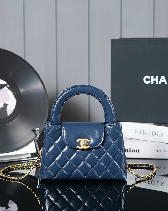 现货 24A Kelly 凯莉 宝蓝色 尺寸 13X19X7 Cm 24A高级手工坊 Kelly又出新颜色啦 不仅衣服 包包也很多设计非常赞的款式 但是 我要说