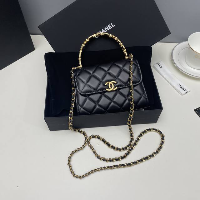 品牌 Chanel型号:2945简介:原单质量 经典之作 华丽与气质的前沿 是你意想不到的尊贵 皮种:原单进口小羊皮 五金:原版珐琅与金色金属 尺寸:11.5