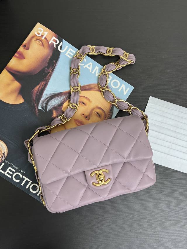 原厂皮现货24K 粗链条腋下Hobo包 原厂小羊皮材质 手感细腻柔软 配着双C皮穿粗链条 复古且时尚 轻松搭配任何风格 随意就能营造出随性松弛感 轻便舒适度绝啦 原厂皮现货24K 粗链条腋下Hobo包 原厂小羊皮材质 手感细腻柔软 配着双C皮穿粗链条 复古且时尚 轻松搭配任何风格 随意就能营造出随性松弛感 轻便舒适度绝啦