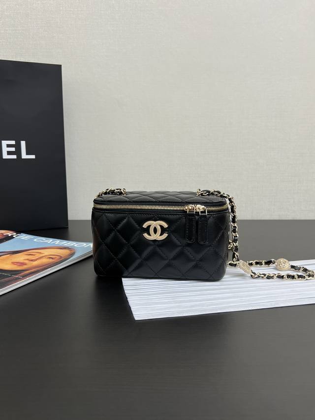 原厂皮 现货 24K春夏系列惊艳来袭 这一季设计依旧很香 作为女士的最爱 山茶花元素在香被再度广泛运用 山茶花位置可以移动 这款盒子包黑白配色的经典优雅中 又多