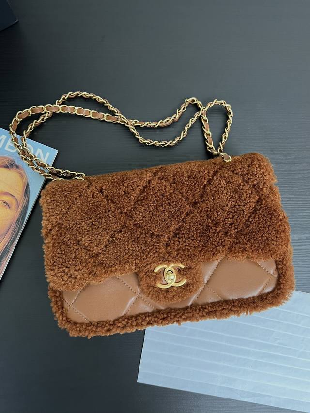 现货24K泰迪羊羔毛 可爱值满分 毛茸茸软糯糯 妥妥的美拉德色系 包包真的太绝啦亮点和细节超级多 无论是搭配日常的休闲装 还是正式的礼服 它都能完美驾驭 尺寸