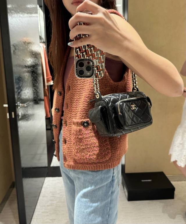 原厂皮现货24K超级实用的一款相机包 姐妹们帮忙选容量也还行有两个中口袋 很像Duma坦克包有手柄+包盖可以整个拉开放东西比较方便找东西包包也有好几种背发但是有