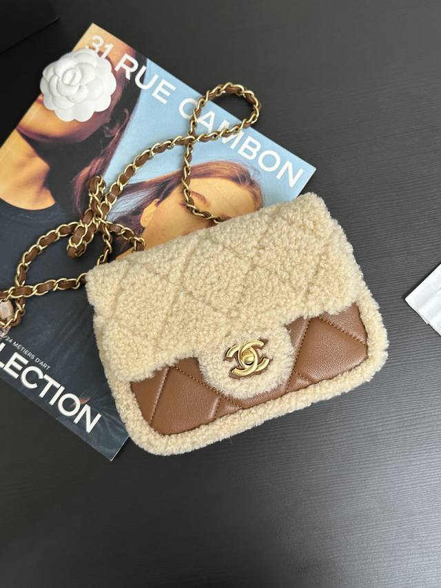 原厂皮现货24K泰迪羊羔毛 可爱值满分 毛茸茸软糯糯 妥妥的美拉德色系 包包真的太绝啦亮点和细节超级多 无论是搭配日常的休闲装 还是正式的礼服 它都能完美驾驭