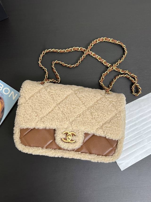 原厂皮现货24K泰迪羊羔毛 可爱值满分 毛茸茸软糯糯 妥妥的美拉德色系 包包真的太绝啦亮点和细节超级多 无论是搭配日常的休闲装 还是正式的礼服 它都能完美驾驭