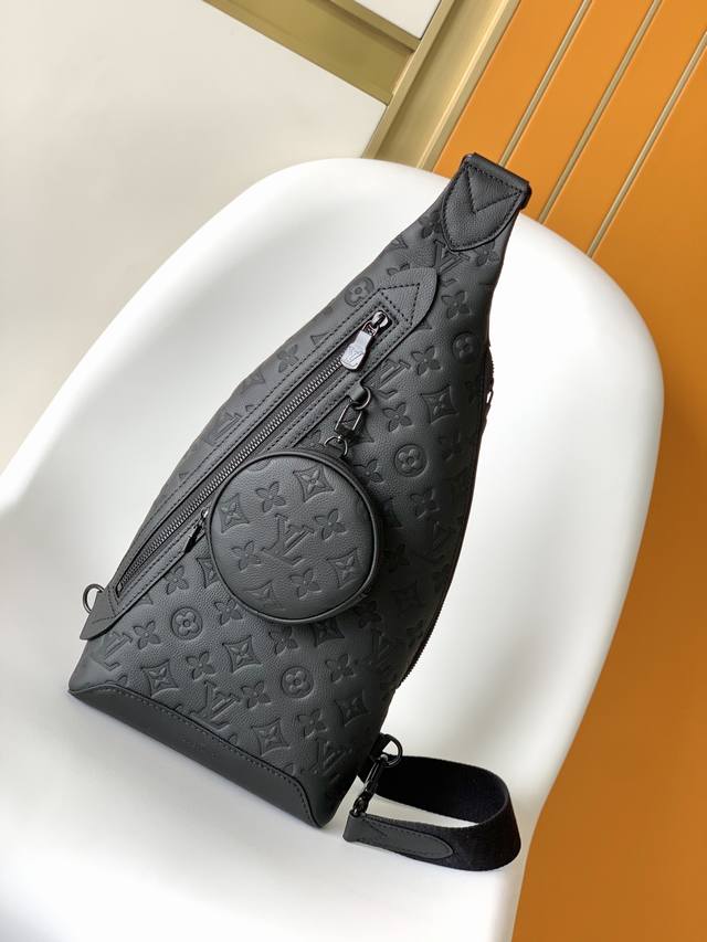 M21890 顶级原单 本款 Duo 单肩包以柔软牛皮革塑造贴身构型 成就传统双肩包之外的实用之选 拉链侧袋可收纳智能手机 可拆卸收纳包方便取放物品 可调节提花