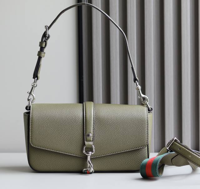 顶级原单 新品 2025春夏系列精彩呈献手袋新作 这款斜挎包采用翻盖开合 搭配弹簧钩扣配件 以焕新品牌标志性设计出彩 尽释品牌别出新意的美学风致 以古驰安可拉红