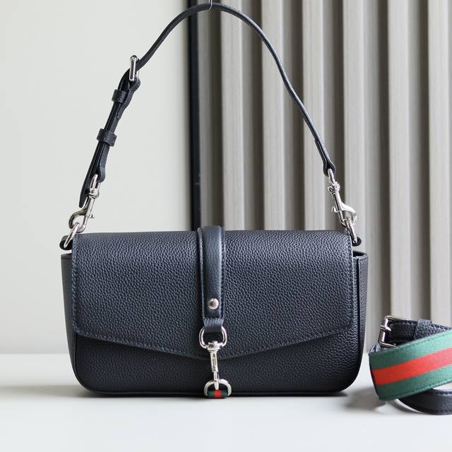 顶级原单 新品 2025春夏系列精彩呈献手袋新作 这款斜挎包采用翻盖开合 搭配弹簧钩扣配件 以焕新品牌标志性设计出彩 尽释品牌别出新意的美学风致 以古驰安可拉红