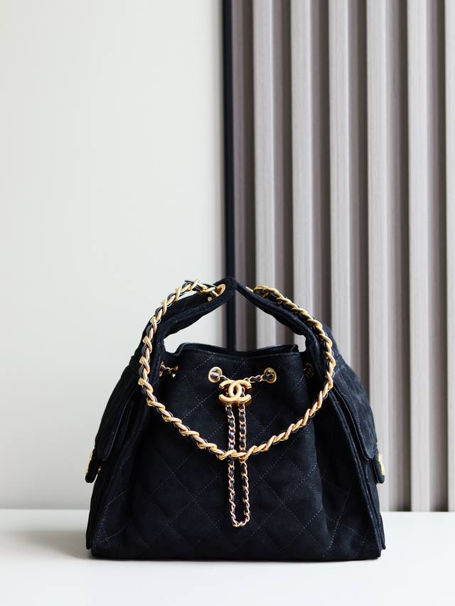 小号出现货啦 25C 早春系列 chane1 25C 人气Hobo腋下包 限量版反绒小牛皮 无法抗拒的高级感 大秀会场上的款 非常难买 实物非常好看 很酷很美