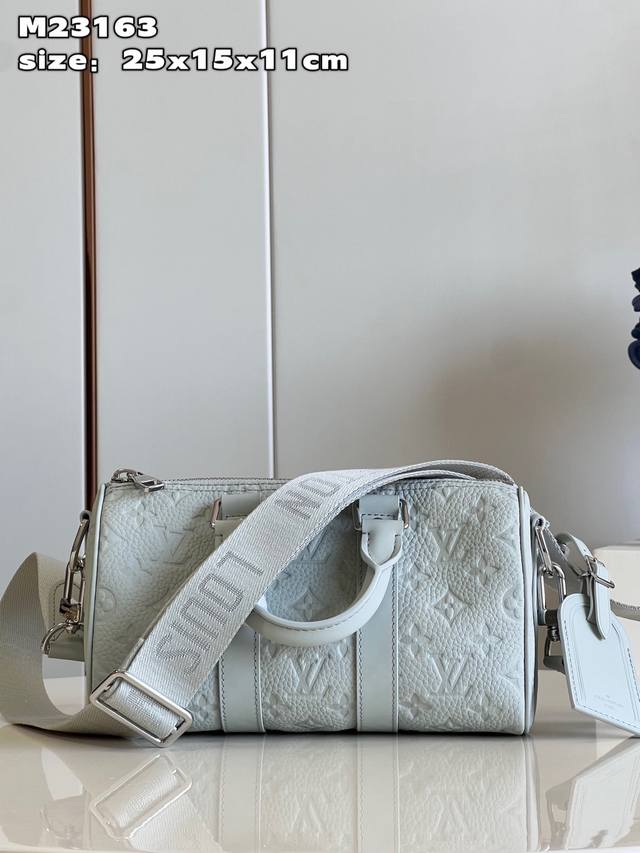 出厂价p 顶级原单 M23163 本款 Keepall Bandouli Re 25 手袋选用 Monogram 压纹粒面 Taurillon 皮革 塑造都市随