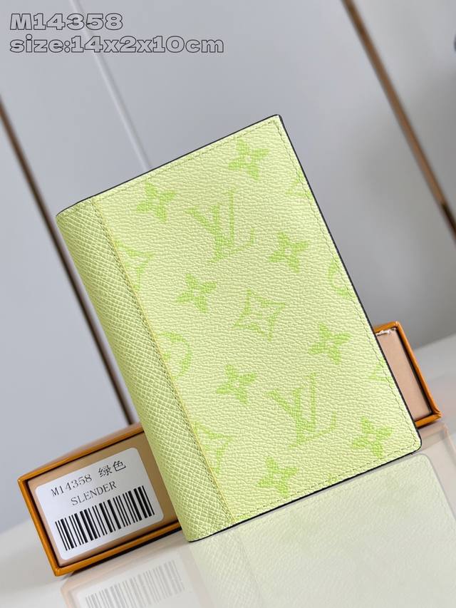 出厂价p 顶级原单 M14358黄 M14115 本款护照套选用明丽 Monogram 涂层帆布和 Taga 牛皮革 为 Tagarama 系列再添清新一员 鲜