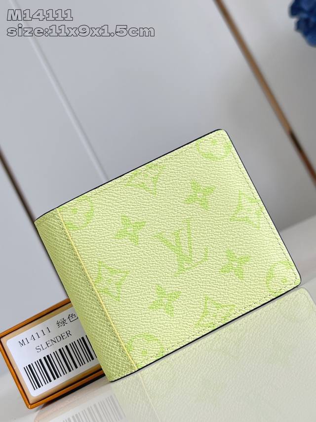 出厂价p 顶级原单 M14111黄 這款尺寸小巧的Multiple錢包以同色調的Monogram帆布搭配Taga皮革 展現俐落清爽的配色 散發活潑的運動氣息 內