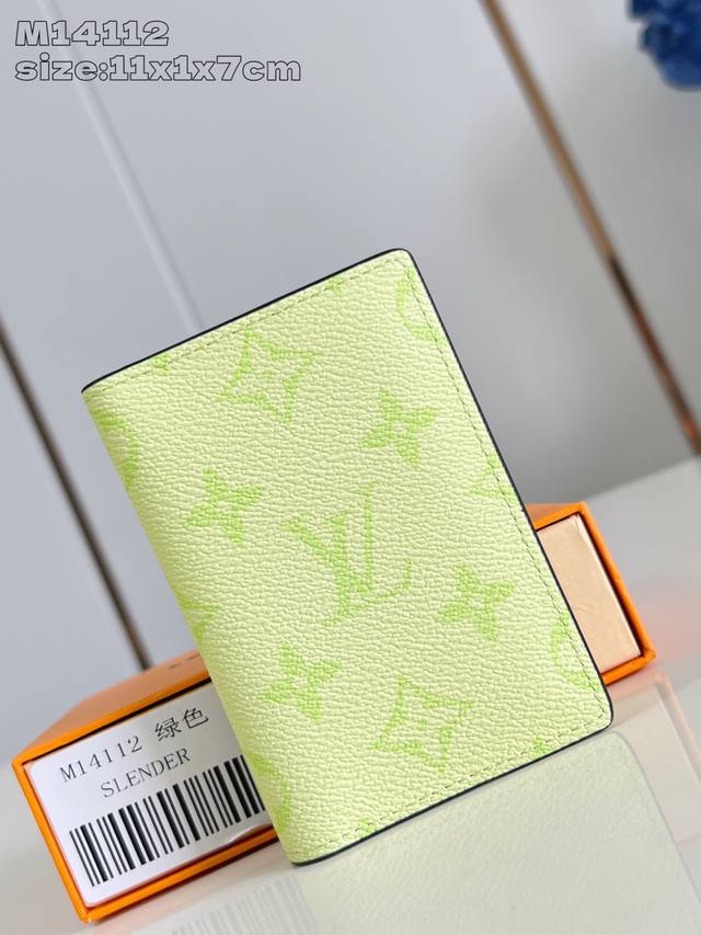 出厂价p 顶级原单 M14112黄 M14113 本款口袋钱夹见证 Monogram 帆布与 Taga 皮革的春日邂逅 以牛皮革内衬 卡片夹层和口袋彰显功能考量 出厂价p 顶级原单 M14112黄 M14113 本款口袋钱夹见证 Monogram 帆布与 Taga 皮革的春日邂逅 以牛皮革内衬 卡片夹层和口袋彰显功能考量