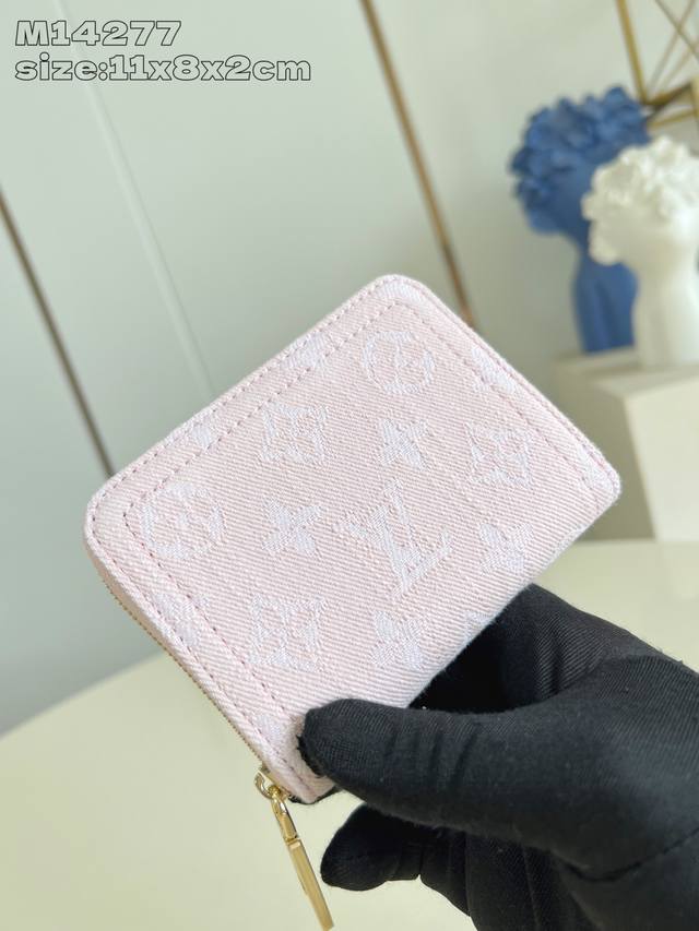 出厂价p 顶级原单 M14277粉 這款牛仔拉鏈零錢包採用百搭的洗水飾面 展現懷舊復古氣息 實用的設計飾以金色拉鏈及Lv鐫刻拉鏈頭 並配備多個隔層 貼袋及名片夾