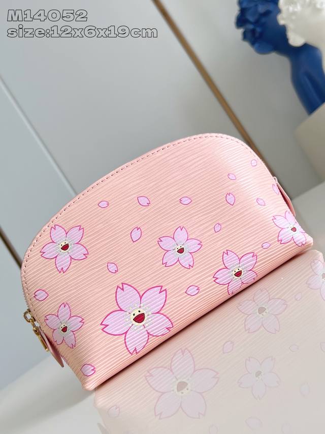 出厂价p 顶级原单 M14052 本款小号化妆包出自路易威登 X 村上隆复刻系列 以 Epi 粒面皮革塑造玲珑构型 清新色调烘托日本艺术家笔下的 Cherry