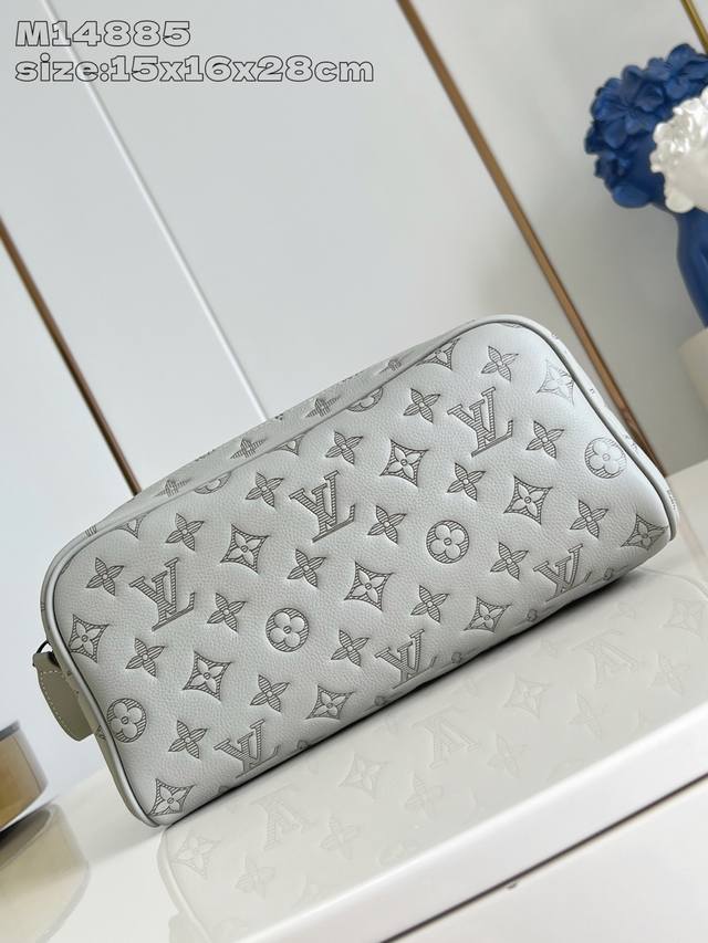出厂价p 顶级原单 M14885灰 本款 Dopp Kit 盥洗袋选用 Monogram Shadow 压纹牛皮革塑造充裕构型 以深邃金属件点睛考究细节 广口开