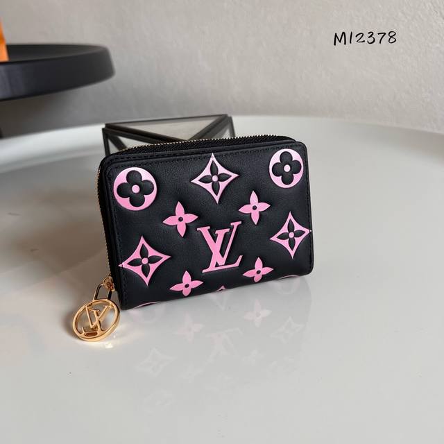 出厂价p 芯片版顶级原单 M12378丝印 全皮单拉链短款钱包 Zippy 拉链钱包 這款Lv Ski系列的拉鏈錢包具有枕頭般柔軟的質感 設計取材自品牌的Cou